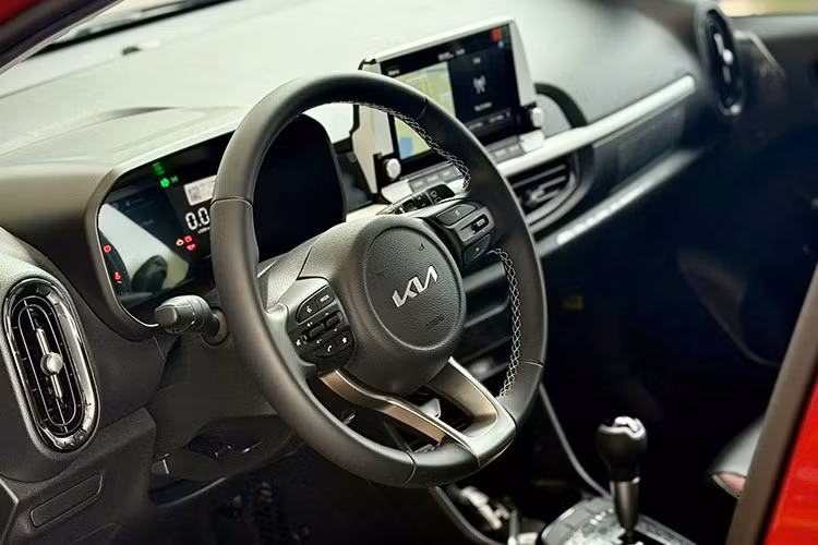 Trang bị an toàn của Kia Morning 2025 vẫn khá cơ bản với 2 túi khí, camera lùi, cảm biến hỗ trợ đỗ xe phía sau, hệ thống chống bó cứng phanh ABS, hệ thống hỗ trợ lực phanh khẩn cấp BA, hệ thống phân bổ lực phanh điện tử EBD và cảm biến áp suất lốp. Xe vẫn chưa có hệ thống kiểm soát hành trình Cruise Control như các đối thủ cùng phân khúc.