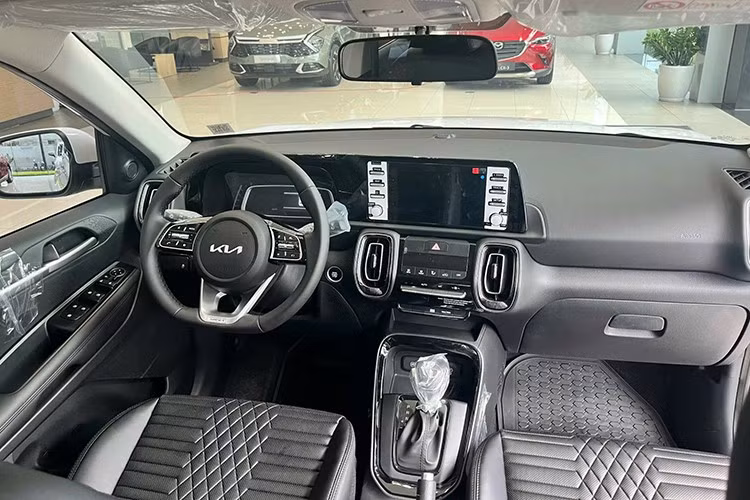 Trong khi đó, trang bị nội thất của bản tiêu chuẩn mới lại bị cắt đáng kể. Cụ thể hơn, xe không có khởi động bằng nút bấm, tính năng đề nổ từ xa, điều hòa tự động hay cảm biến lùi. Màn hình cảm ứng trung tâm 8 inch, hỗ trợ kết nối Apple Carplay/Android Auto không dây vẫn được trang bị cho xe.