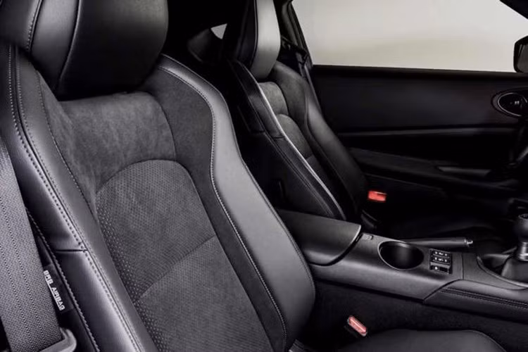 Nội thất có một chút thay đổi, như logo "Z" chiếu sáng tại bậc cửa, thảm sàn có logo và các gói nâng cấp cơ khí tập trung vào trải nghiệm người lái. Heritage Edition có sẵn với phiên bản Performance, gồm: hệ thống treo thể thao, vi sai hạn chế trượt.