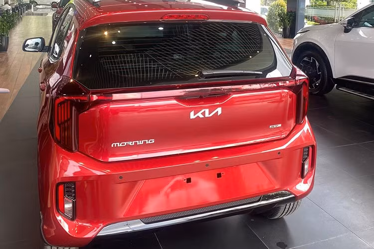 Mức giá xe Kia Morning 2025 tại Việt Nam có 2 phiên bản là AT và GT-Line lần lượt là 439 triệu và 469 triệu đồng. Như vậy, so với xe đời cũ, Morning mới đã tăng giá đáng kể, không còn mức khởi điểm dưới 400 triệu đồng.