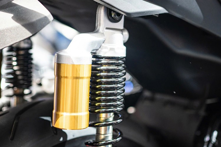 Hệ thống giảm sóc mới giúp tăng khả năng chịu lực và tạo cảm giác lái vững chắc hơn. Phanh sau được trang bị đĩa lớn hơn (230mm), giúp người lái kiểm soát tốc độ tốt hơn trong mọi tình huống.