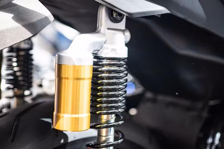 Hệ thống giảm sóc mới giúp tăng khả năng chịu lực và tạo cảm giác lái vững chắc hơn. Phanh sau được trang bị đĩa lớn hơn (230mm), giúp người lái kiểm soát tốc độ tốt hơn trong mọi tình huống.