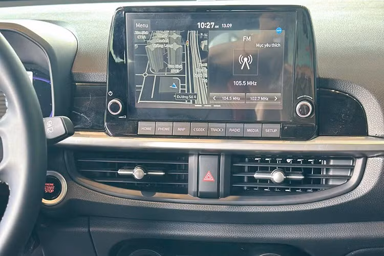 Chưa hết, không gian nội thất của mẫu xe hạng A này còn được bố trí thông minh với túi đựng đồ trên lưng hàng ghế lái bọc da và 2 tựa đầu có thể điều chỉnh 3 vị trí ở hàng ghế 2. Ngoài ra, hàng ghế sau còn có góc ngả lưng thư giãn thoải mái và gập linh hoạt 60:40 hay gập phẳng, giúp tăng dung tích cốp lên đến 1.010 lít.