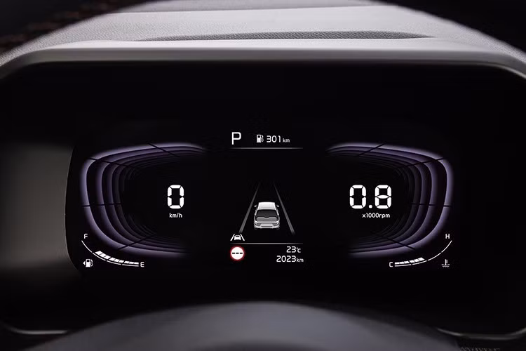 Những tính năng tiện ích khác trên mẫu xe cỡ A thương hiệu Hàn này bao gồm; khởi động bằng nút bấm, chìa khóa thông minh và cổng sạc đa dạng tùy chọn cũng xuất hiện trong xe.