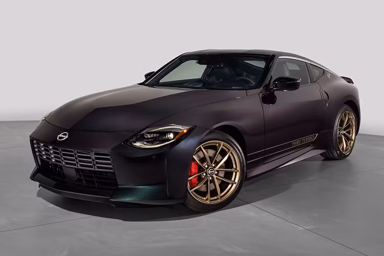 Sau 18 năm sản xuất với gần 48.000 chiếc được bán ra toàn cầu, chiếc Nissan GT-R R35 cuối cùng đã lăn bánh khỏi nhà máy sản xuất tại Nhật Bản. Đó là khoảnh khắc xúc động đối với các tín đồ, thậm chí cả Nissan, hãng đã phát hành một video tri ân R35 khi khép lại hành trình đầy ấn tượng này.