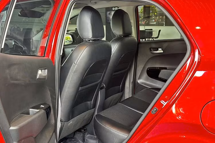 Nằm bên dưới nắp ca-pô của Kia Morning mới là động cơ xăng 1.25L như cũ. Động cơ này cho công suất tối đa 83 mã lực và mô-men xoắn cực đại 120 Nm. Khác với đời cũ, Kia Morning 2025 không có tùy chọn hộp số sàn mà chỉ dùng hộp số tự động.