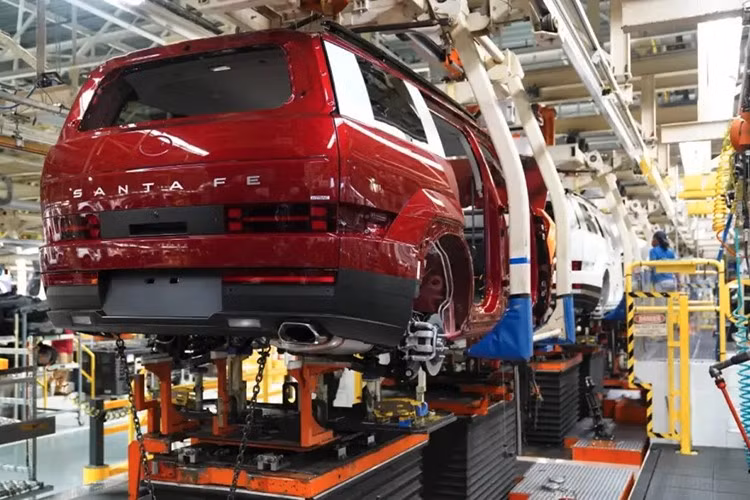 Ở phía sau, sự thay đổi được thể hiện rõ rệt với cụm đèn hậu dựng dọc, thay thế thiết kế ngang trước đây. Cửa cốp có hốc biển số chìm, cản sau được tinh chỉnh gọn gàng hơn, tổng thể đuôi xe gợi liên tưởng đến Cadillac Escalade.