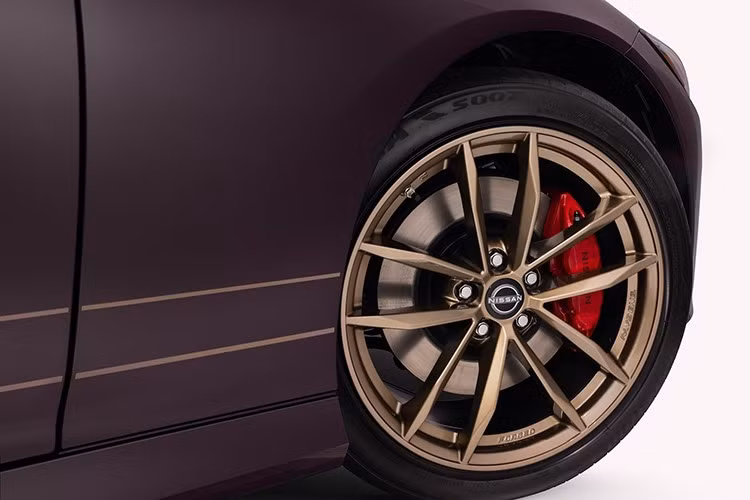 Với ngôn ngữ thiết kế và sức nặng văn hóa của 300ZX những năm 1990, cộng thêm Midnight Purple của Godzilla gợi nhớ R34 GT-R, Nissan kết nối hai mẫu xe hiệu suất cao có sức ảnh hưởng lớn nhất của thương hiệu.