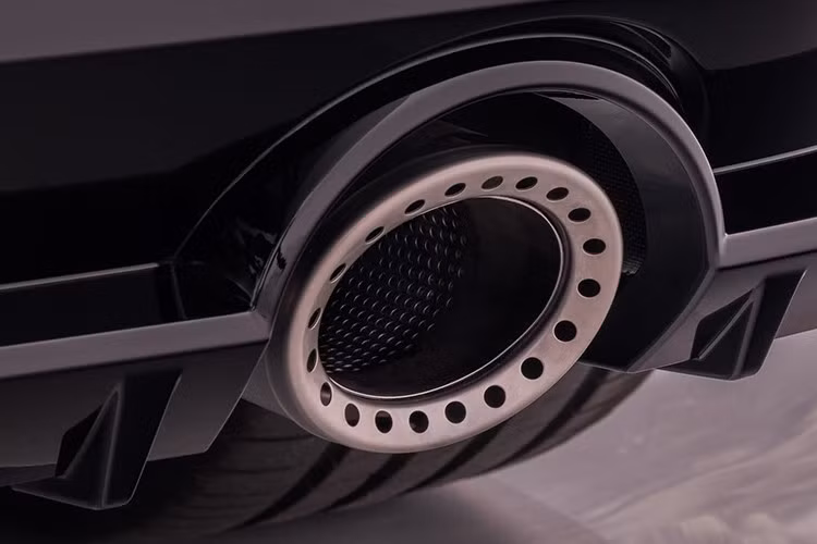 Chi tiết nổi bật nhất của Z Heritage Edition mới là lớp sơn ngoại thất màu Midnight Purple từng xuất hiện trên R34 GT-R. Đồng thời cũng được xem là một trong những gam màu định hình nên dòng xe Godzilla, nhằm đánh dấu bản sắc xe.