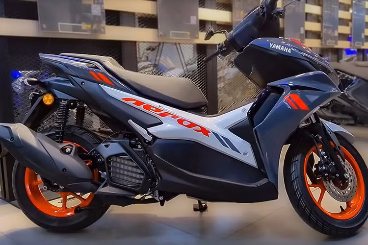 Về thiết kế, AEROX 2025 khoác lên mình diện mạo mới theo phong cách Supersport, lấy cảm hứng từ xe đua với dàn áo sắc sảo và thêm cánh gió trước, tăng vẻ thể thao.