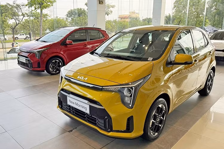 Trung tuần tháng 9/2025, Kia Việt Nam không chỉ ra mắt Sorento mới mà còn vén màn cả phiên bản nâng cấp của dòng xe cỡ nhỏ Morning. Như vậy, sau nhiều năm giữ nguyên thiết kế và trang bị, Kia Morning tại Việt Nam cuối cùng cũng đã được làm mới.