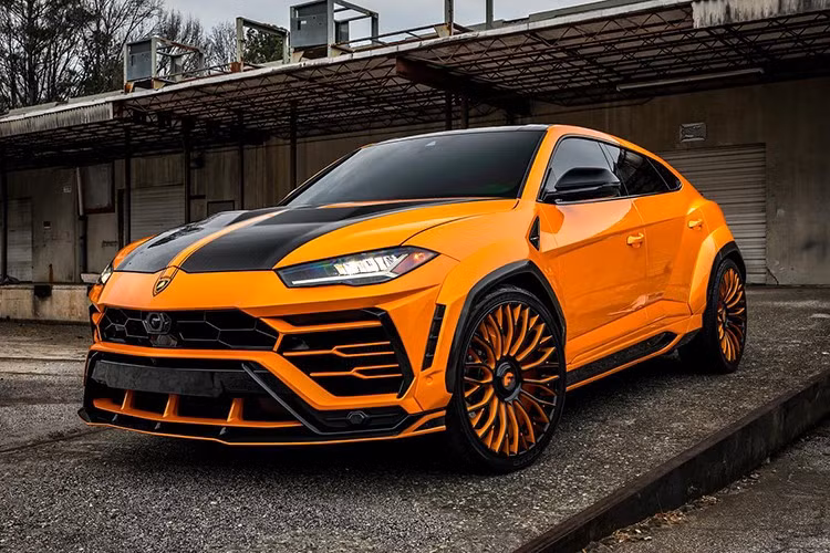 Lamborghini Urus khi sinh ra đã nhanh chóng trở thành chiếc siêu SUV cần phải có trong garage xe, 1 chiếc xe Lamborghini gầm cao thiết kế đẹp mắt, sức mạnh ấn tượng, nội thất đủ cho 4 đến 5 người lớn ngồi thoải mái nhưng khoang hành lý vẫn còn dư sức chứa vài cái valy lớn, thì bảo sao không ai là không thích.