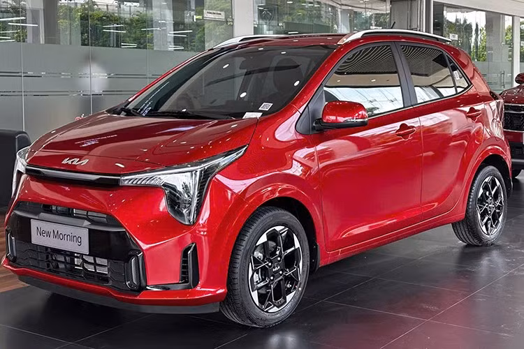 Kia Morning 2025 tại Việt Nam có 2 phiên bản là AT và GT-Line. Tương tự những người anh em cùng thương hiệu như Seltos, Sonet, Carnival hay Sorento, Kia Morning 2025 cũng được áp dụng ngôn ngữ thiết kế "bản đồ sao" mới, mang đến ngoại hình hiện đại, bắt mắt hơn.