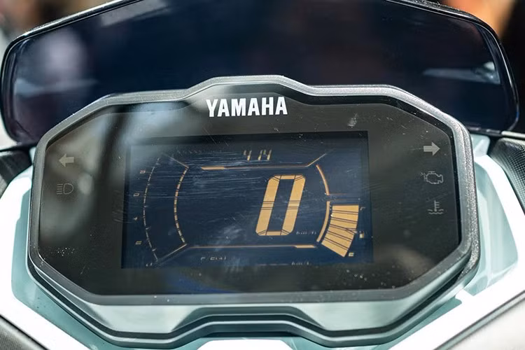 Không chỉ mạnh mẽ, AEROX 2025 còn được trang bị hàng loạt tiện ích hiện đại: cổng sạc USB Type-C (5V 3A) ở hộc đồ trước, chìa khóa thông minh Smart Key hoạt động trong phạm vi 1 mét.