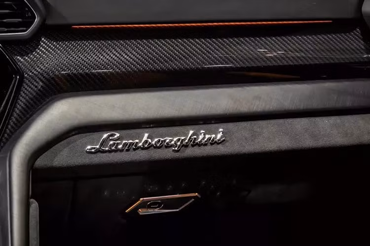 Với động cơ V8 4.0 lít, nó được tinh chỉnh cho phiên bản này để tăng thêm 175 mã lực nhờ gói ống xả tùy chỉnh, giờ đây đạt tổng công suất 816 mã lực - mạnh hơn đáng kể so với một chiếc Ferrari Purosangue sử dụng động cơ V12 chẳng hạn.