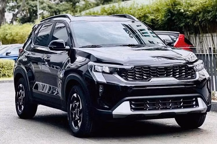 Với bản tiêu chuẩn mới giá rẻ hơn, Kia Sonet hứa hẹn sẽ được cải thiện sức bán. Trong phân khúc SUV hạng A, mẫu xe này hiện đang bán chạy thứ hai, chỉ sau VinFast VF 5. Trong tháng 8/2025, Kia Sonet bán ra 318 chiếc, nâng doanh số tích lũy từ đầu năm đến nay lên 3.213 chiếc. Nếu chỉ tính SUV hạng A dùng động cơ đốt trong, Sonet chính là "vua doanh số".