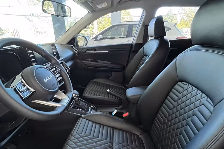 Hàng ghế trước với khoảng sáng trần cao, ghế lái chỉnh điện. Không gian phía sau rộng rãi, tích hợp nhiều tiện nghi như cửa gió điều hòa, cổng sạc USB, tựa tay trung tâm có ngăn để ly tiện dụng. Xe sở hữu khoang hành lý với dung tích lớn nhất phân khúc 392 lít và hàng ghế 2 có thể gập theo tỷ lệ 60:40.