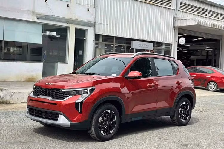 Mới đây, trên trang chủ của Kia Việt Nam, dòng xe Sonet đã bất ngờ được bổ sung phiên bản thứ tư, đó là 1.5L AT. Điểm nhấn của phiên bản này là giá bán rẻ hơn, chỉ 499 triệu đồng. Trong thời gian từ ngày 06/9/2025 – 21/9/2025, khách hàng mua bản 1.5L AT mới của dòng Kia Sonet sẽ được hãng tặng 1 năm bảo hiểm vật chất.