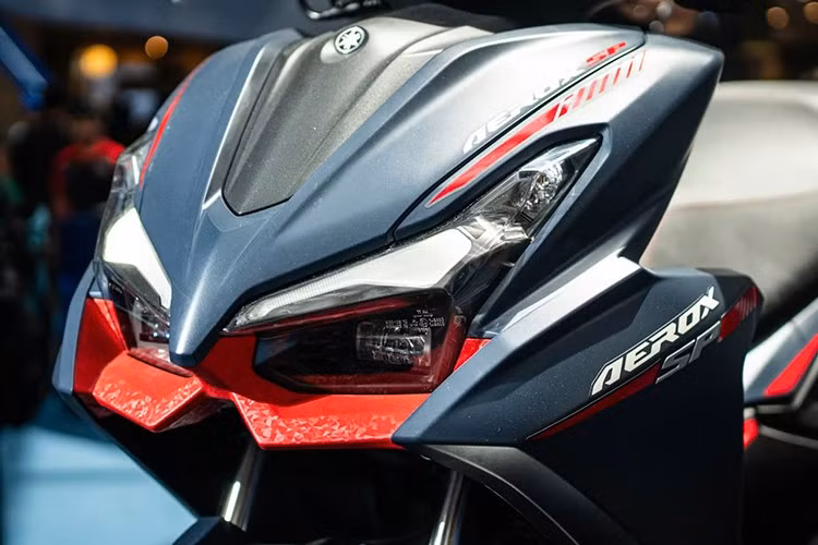 Tư thế ngồi của xe cũng được cải tiến, với phần để chân hạ sâu, giúp người lái có thể kẹp gối chắc chắn và điều khiển xe tốt hơn khi vào cua. Hệ thống đèn chiếu sáng cũng được làm mới, với đèn pha Projector và đèn hậu LED sắc nét như những mẫu trong dòng R-Series.