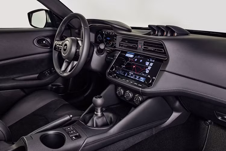 Z Heritage Edition có gói tuỳ chọn, gồm: cánh gió sau sợi carbon với huy hiệu “Twin Turbo”, cùng những nét chấm phá đặc trưng của thế hệ Z32 300ZX.