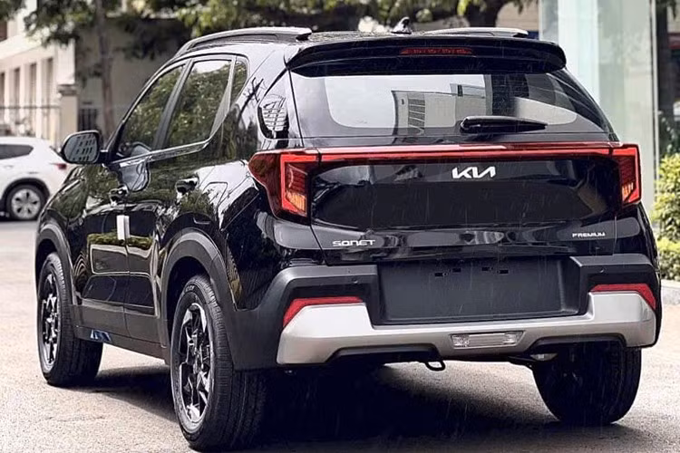 Về an toàn, xe trang bị thêm hệ thống điều khiển hành trình (Cruise Control) và giới hạn tốc độ (Manual Speed Limit Assist - MSLA). Ngoài ra, xe còn được tích hợp móc khóa trẻ em Isofix, túi khí người lái và hành khách, túi khí bên hông và túi khí rèm, cảm biến va chạm phía sau, camera lùi hỗ trợ cảnh báo va chạm và quan sát tầm nhìn phía sau.