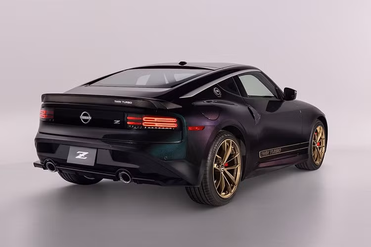 Tuy nhiên, Nissan không để tinh thần GT-R bị lãng quên, hãng tập trung vào Z như một phần di sản xe thể thao của thương hiệu. Năm 2026, Nissan giới thiệu Z Heritage Edition mới, kết hợp nhiều yếu tố đặc trưng của huyền thoại Godzilla.