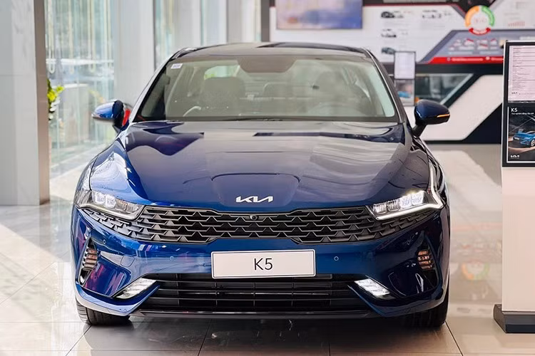 Ở vị trí thứ 5 là KIA K5. Ở vị trí thứ 5 là KIA K5 với 21 xe bán ra, tăng 16,7% so với tháng trước. Dù doanh số có cải thiện, cộng dồn từ đầu năm mẫu sedan hạng D này mới đạt 157 xe.