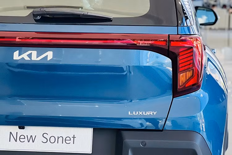 Xe cũng sở hữu hệ thống đèn pha Halogen, đèn LED định vị ban ngày, đèn hậu LED, gương chiếu hậu chỉnh điện/gập điện và mâm hợp kim 16 inch phối 2 tông màu.