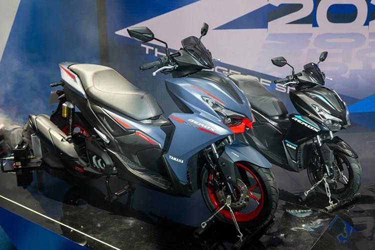 Yamaha Aerox 2025 tại Thái Lan được phân phối với 3 phiên bản màu sắc: Đen-xám (Vivid Black), Xám-xanh (Silver Star), và Xanh dương (Racing Blue). Xe có giá bán lẻ đề xuất tại Thái Lan là 85.900 baht (tương đương khoảng 71,3 triệu đồng).