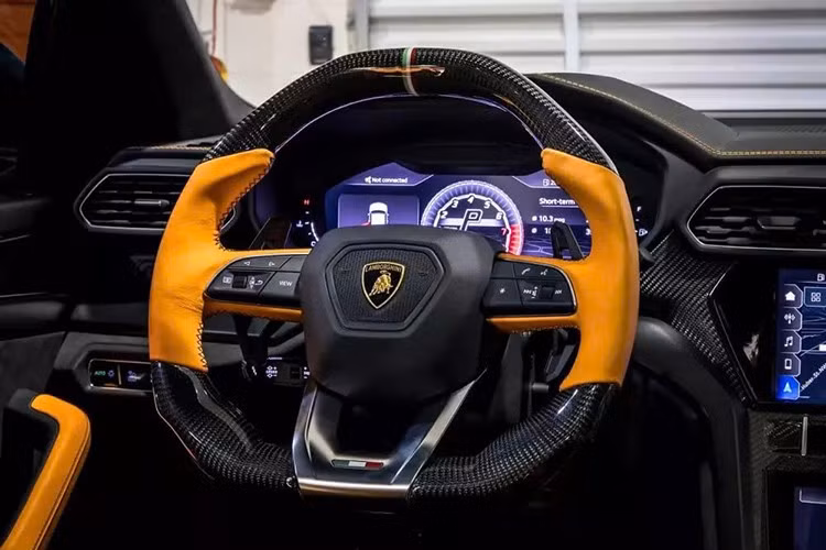 Bên trong, chiếc siêu SUV này được bọc da Arancia, Nero, Alcantara, và dĩ nhiên là còn nhiều sợi carbon hơn nữa.