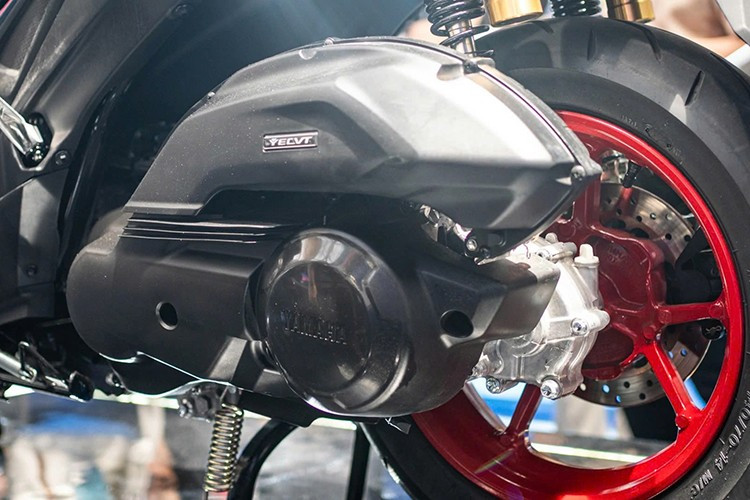 Về động cơ, Yamaha sử dụng khối động cơ Blue Core 155cc VVA 4 van, cải tiến bề mặt xi-lanh để giảm ma sát, đồng thời thay thế bộ đẩy xích cam bằng loại thuỷ lực giúp vận hành êm hơn và bền hơn.