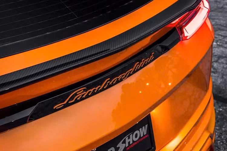 Thực ra, phiên bản RS chỉ mang màu Arancia ở ngoại thất, trong khi nhiệm vụ của Nero được đảm nhiệm bởi nhiều chi tiết đen bóng cùng hàng loạt chi tiết sợi carbon lộ ra ngoài.