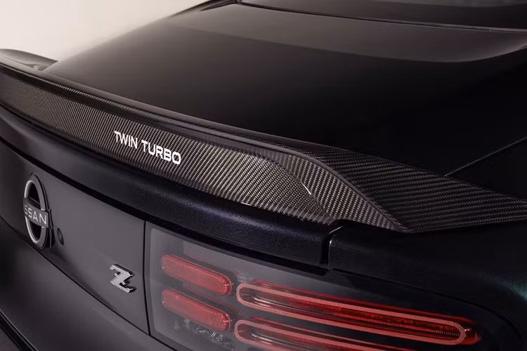 Phần hông Z Heritage Edition nổi bật với bộ mâm RAY kích thước 19 inch sơn màu vàng đồng, dọc hai bên thân là dòng chữ phong cách những năm 1990, cùng decal vòng nguyệt quế nhỏ gần huy hiệu ở cột sau.