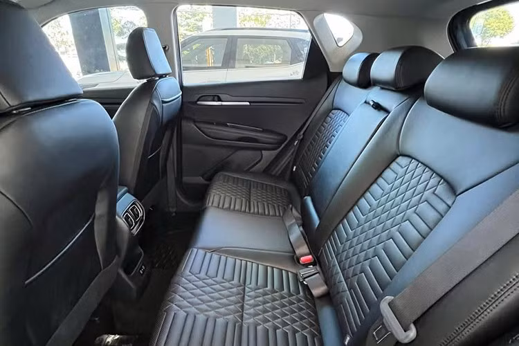 Kia Sonet 2025 trang bị động cơ Smartstream 1.5G có công suất 113 mã lực tại 6.300 vòng/phút và mô-men xoắn cực đại 144 Nm tại 4.500 vòng/phút, kết hợp với hộp số CVT giả lập 8 cấp. Xe có 3 chế độ lái Normal, Eco, Sport bên cạnh 3 chế độ địa hình Snow/Mud/Sand.