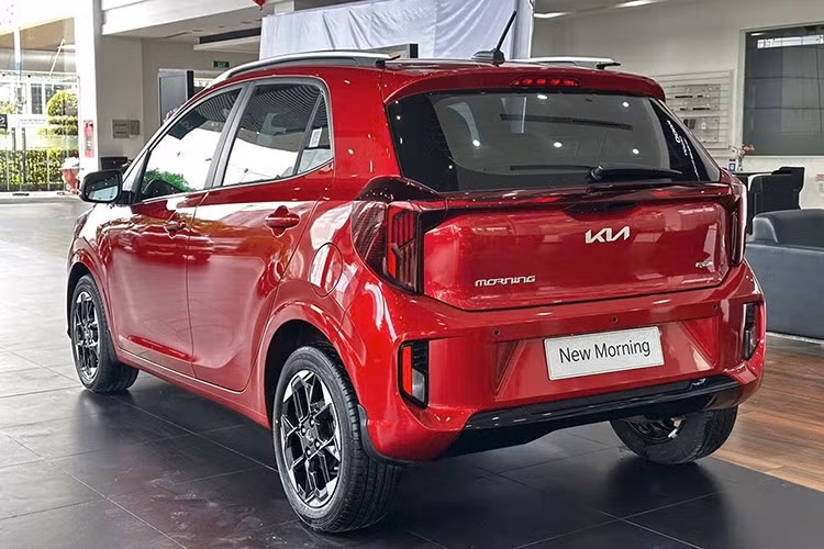 Xe được trang bị bộ mâm 15 inch với thiết kế đa chấu, phay xước 2 màu ấn tượng hơn. Bên cạnh đó, xe có thêm những chi tiết ngoại thất màu đen bóng ở cản trước/sau, lưới tản nhiệt và khe gió, giúp tăng vẻ thể thao.