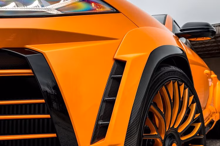 Đầu tiên, đây là một chiếc Lamborghini Urus thân rộng được khoác lên mình màu Arancia và Nero, cả nội thất lẫn ngoại thất.