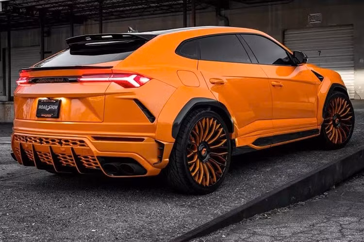 Road Show International, một hãng độ xe có trụ sở tại Atlanta, Georgia, Mỹ đã tin rằng họ có thể khiến người hâm mộ chạy tán loạn và la hét "cam, cam, cam!" với chiếc xe Lamborghini Urus độ bài bản từ trong ra ngoài và tất nhiên, nâng cấp cả hệ truyền động.