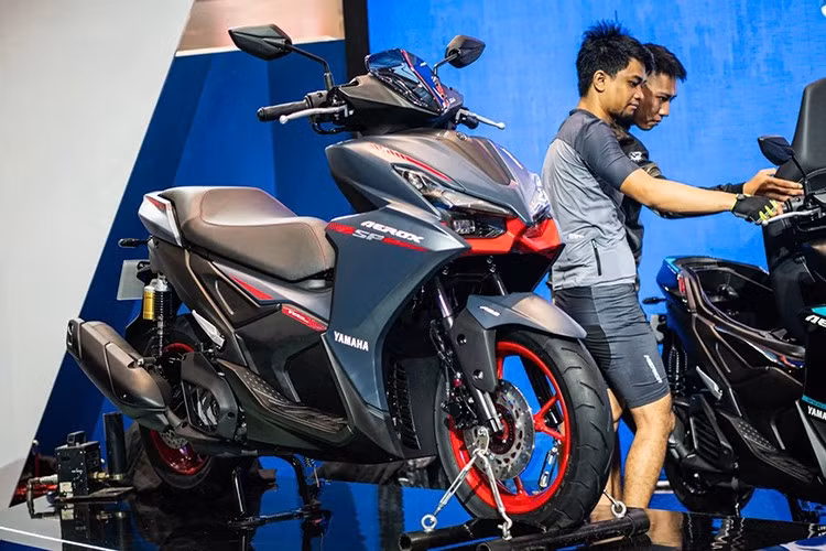 Yamaha AEROX là mẫu xe ga thể thao vốn được ưa chuộng tại thị trường Đông Nam Á, trong đó có Việt Nam (được bán với tên NVX). Ở bản cập nhật mới nhất tại thị trường Thái Lan, sản phẩm không chỉ được bổ sung màu sắc mới mà còn là sự cải tiến về toàn bộ thiết kế và trang bị.