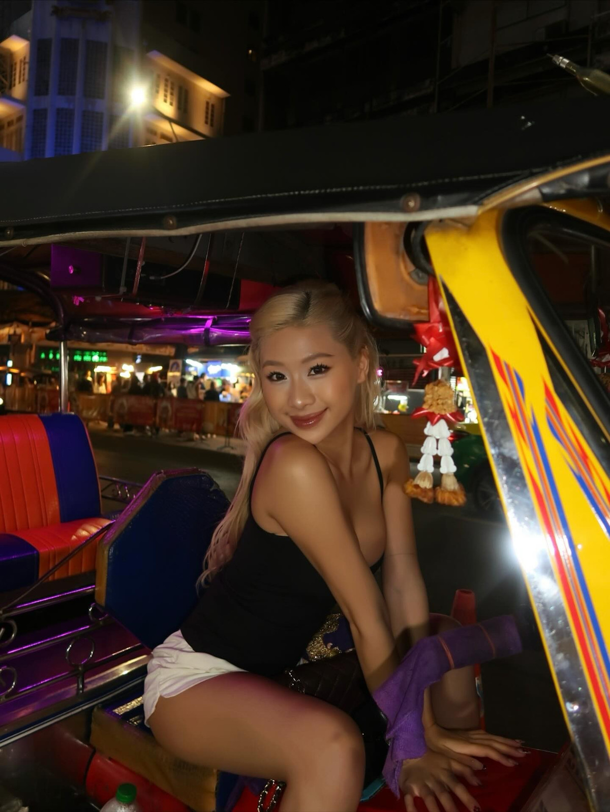 Ngay khi loạt ảnh được chia sẻ, cư dân mạng lập tức "bùng nổ" phản ứng: "Body đỉnh thật sự, kiểu quyến rũ mà không bị lố", "Phẫu thuật vòng một quá đúng đắn", "Vibe sang đến mức tưởng chụp lookbook cho brand lớn", "Tóc vàng và makeup kiểu này hợp dã man luôn!", "Quyến rũ thật"...