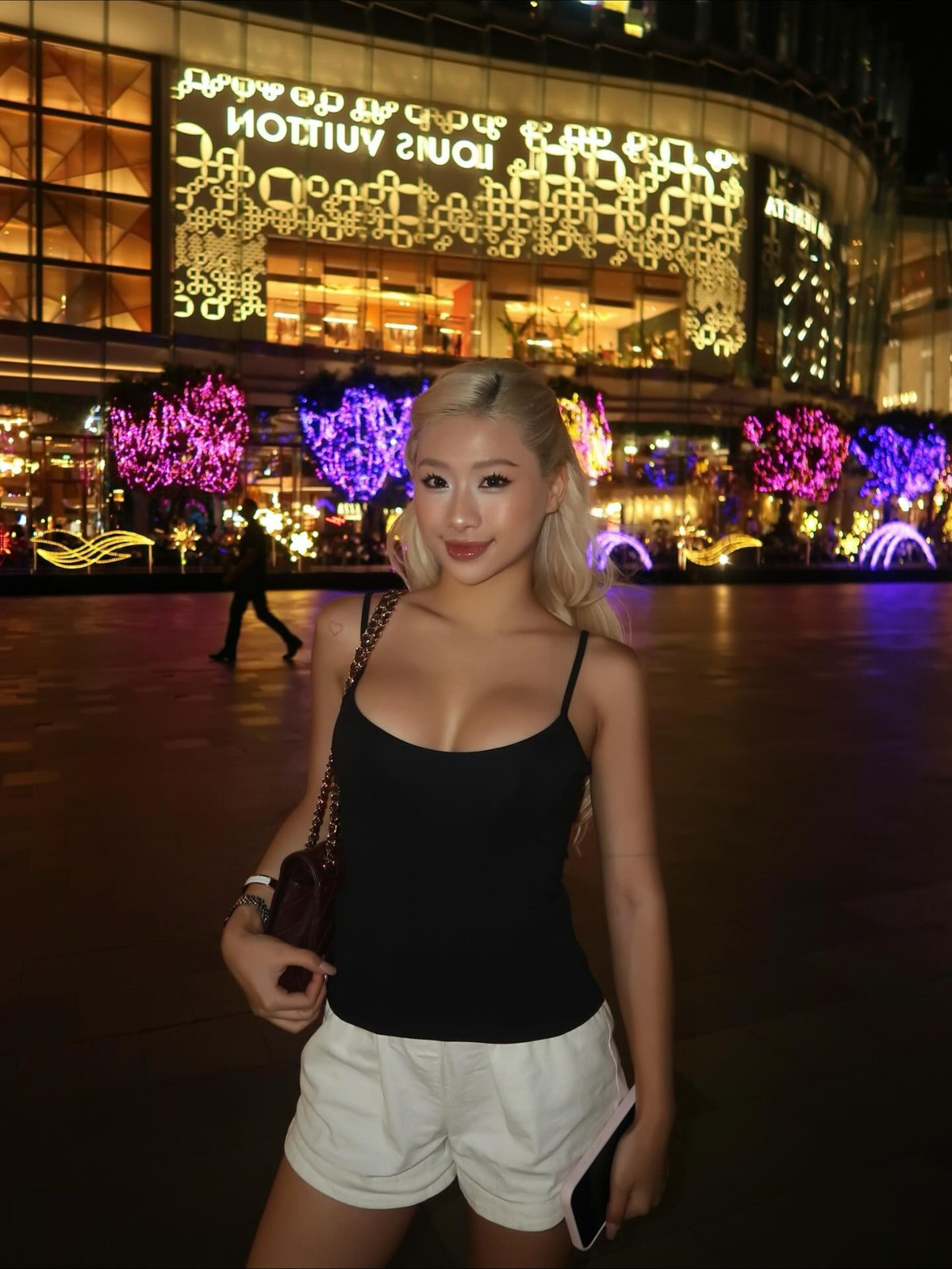 Ở một set đồ khác, cô nàng đổi sang tank top đen và quần short trắng - outfit tối giản nhưng lại tôn dáng tuyệt đối. Vóc dáng nuột nà cùng làn da glowy khiến cô nàng trông như bước ra từ một shoot hình thời trang đường phố tại Thái Lan.