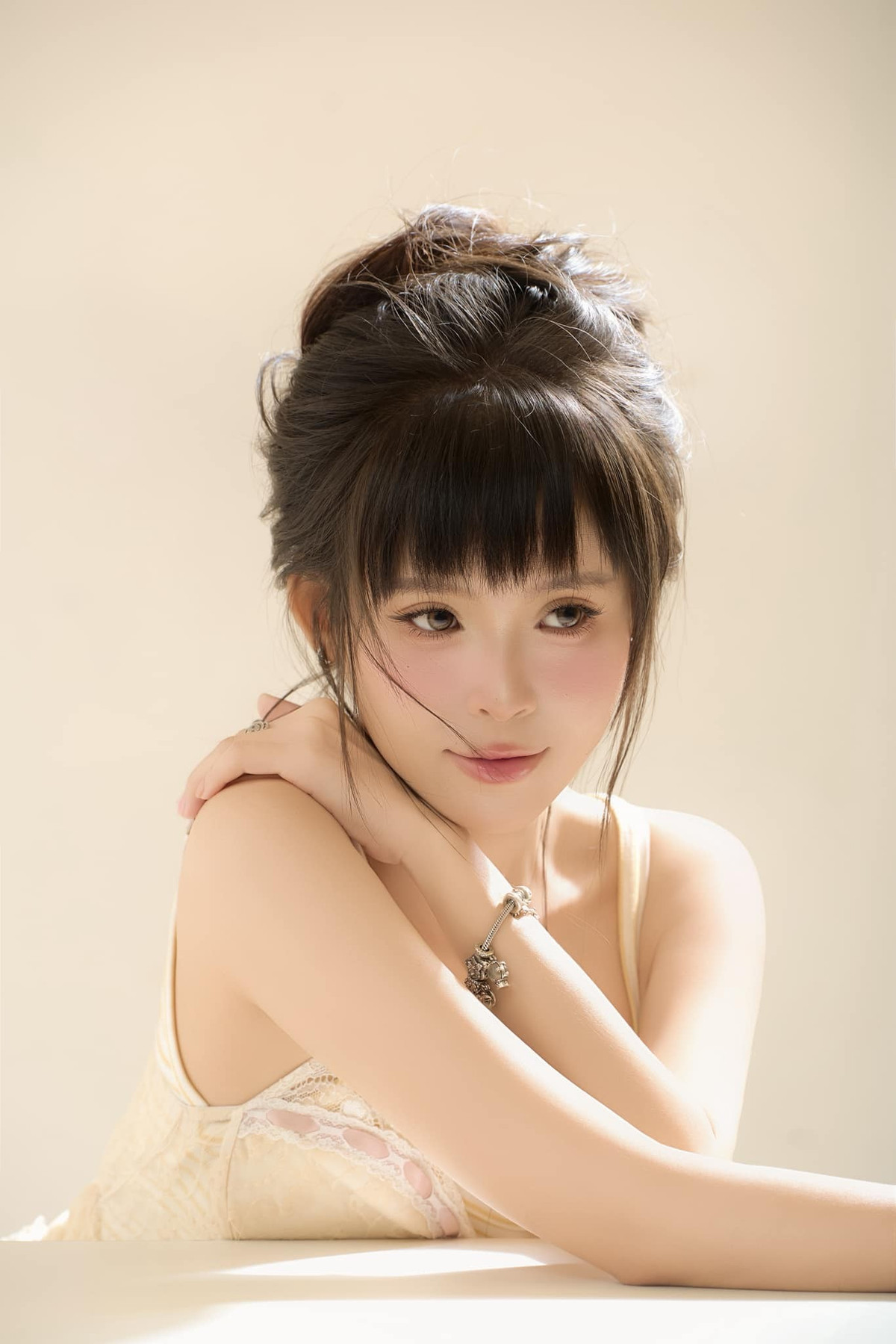 Sự thay đổi này của Thúy Kiều không chỉ cho thấy sự trưởng thành trong phong cách cá nhân mà còn là lời khẳng định về khả năng biến hóa đa dạng của một diễn viên.