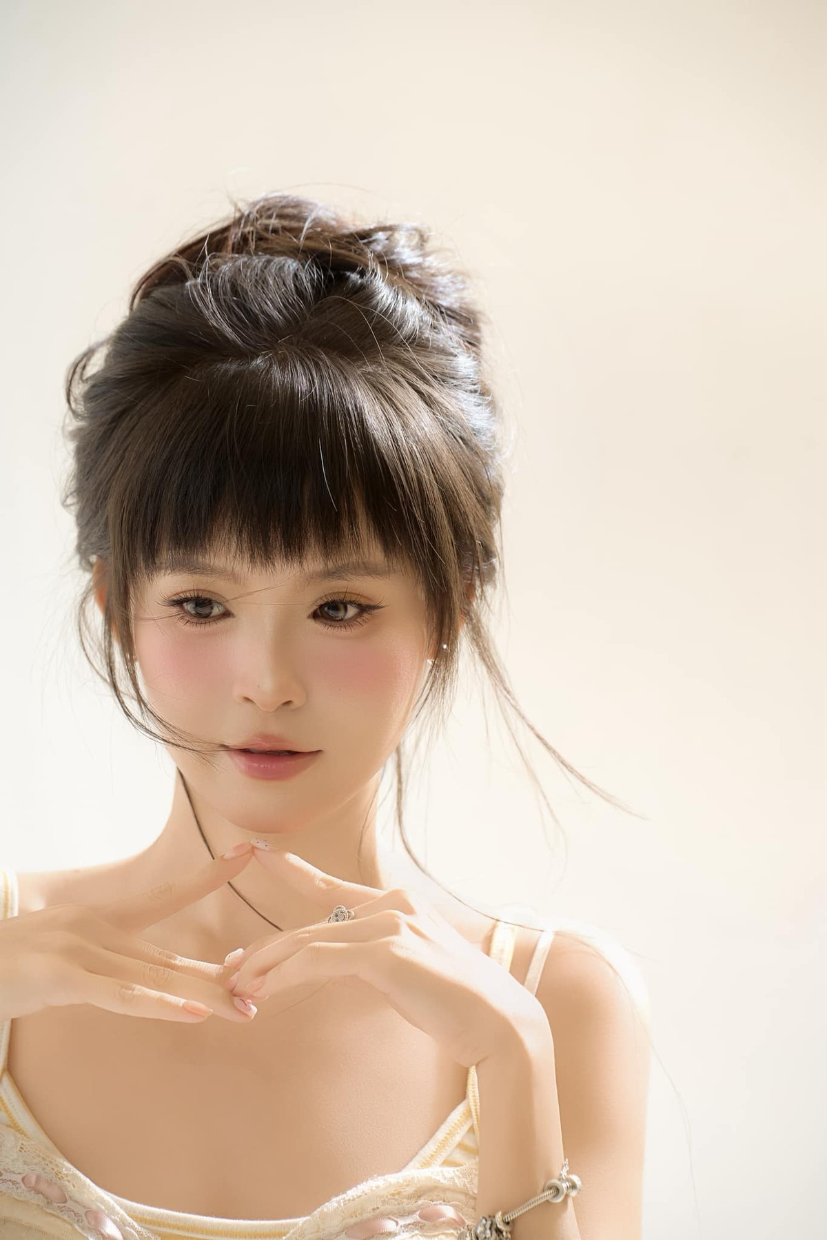 Trong những bức ảnh được chia sẻ, Thuý Kiều FAPTV xuất hiện với phong cách trang điểm nhẹ nhàng, mái tóc buông xõa tự nhiên cùng trang phục màu trắng tinh khôi.