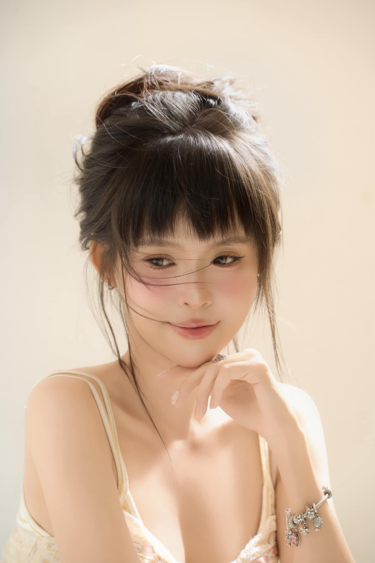 Trong ảnh là một Thuý Kiều dịu dàng, thanh thoát và đầy cuốn hút. Ánh mắt long lanh, nụ cười nhẹ nhàng của cô đã 'đốn tim' nhiều người hâm mộ.