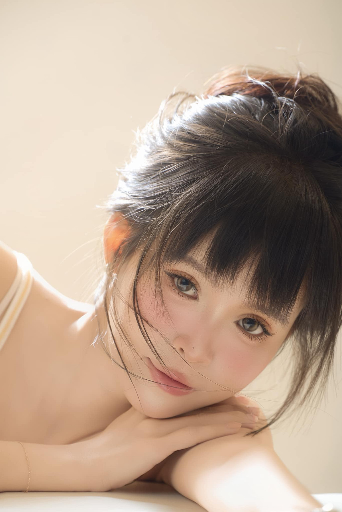 Vẻ đẹp của Thúy Kiều trong những bức hình này thoát khỏi hình ảnh nhí nhảnh, hài hước thường thấy.