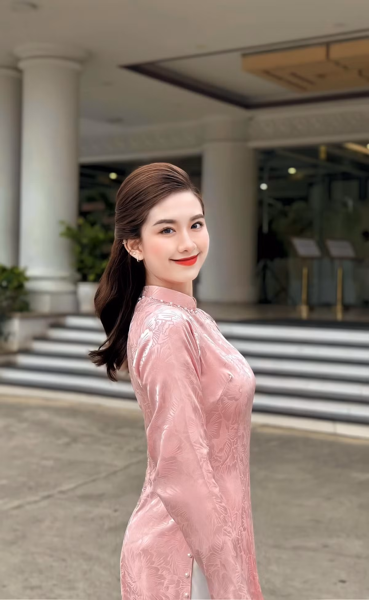 Nữ MC Đài truyền hình Nghệ An khá kín tiếng trên mạng xã hội. Thỉnh thoảng, cô nàng đăng tải những bức hình cuộc sống hàng ngày, nhận về nhiều lời khen từ người theo dõi.