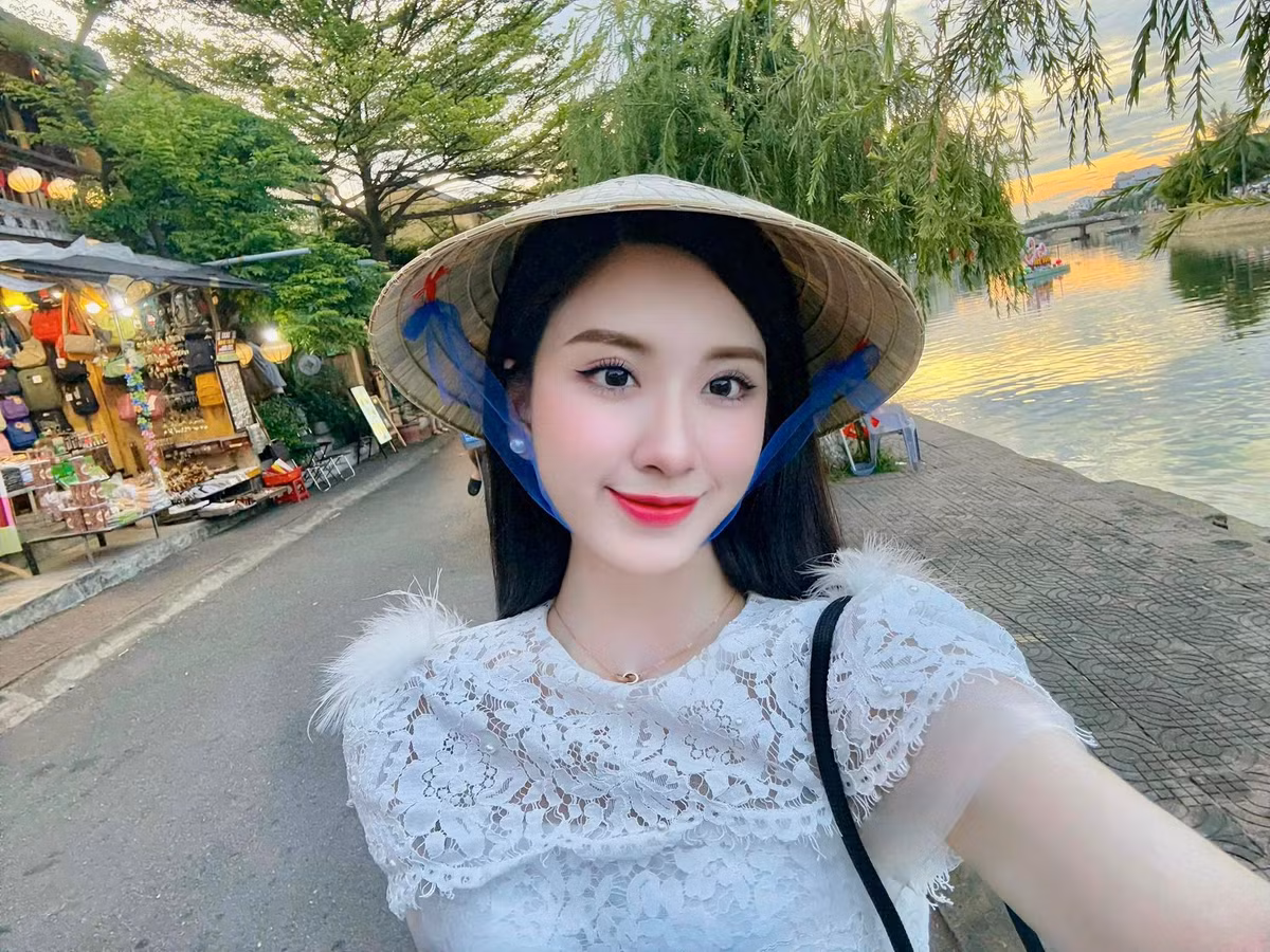 Sinh ra trong đình có truyền thống bóng đá nổi tiếng với nhiều thế hệ cống hiến cho sân cỏ, Văn Doanh Nhi sớm mang trong mình niềm tự hào và bản lĩnh từ cha ông.