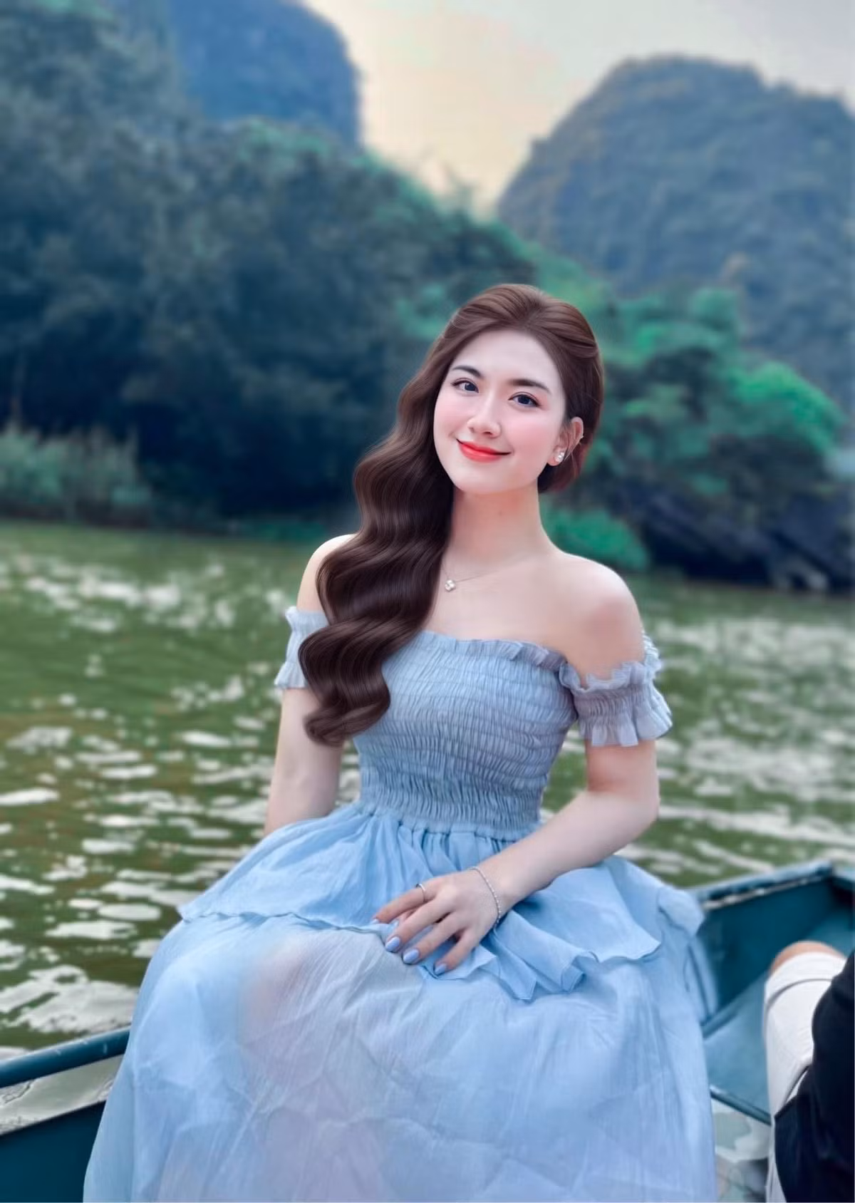 Thừa hưởng máu thể thao từ gia đình, nhưng Doanh Nhi lại chọn cho mình một hướng đi riêng. Hiện tại, cô là MC quen thuộc trên sóng truyền hình Nghệ An với các chương trình “Thời sự”, “Nghệ An ngày mới”, “Nhịp sống 24h”, “Bản tin thời tiết”.