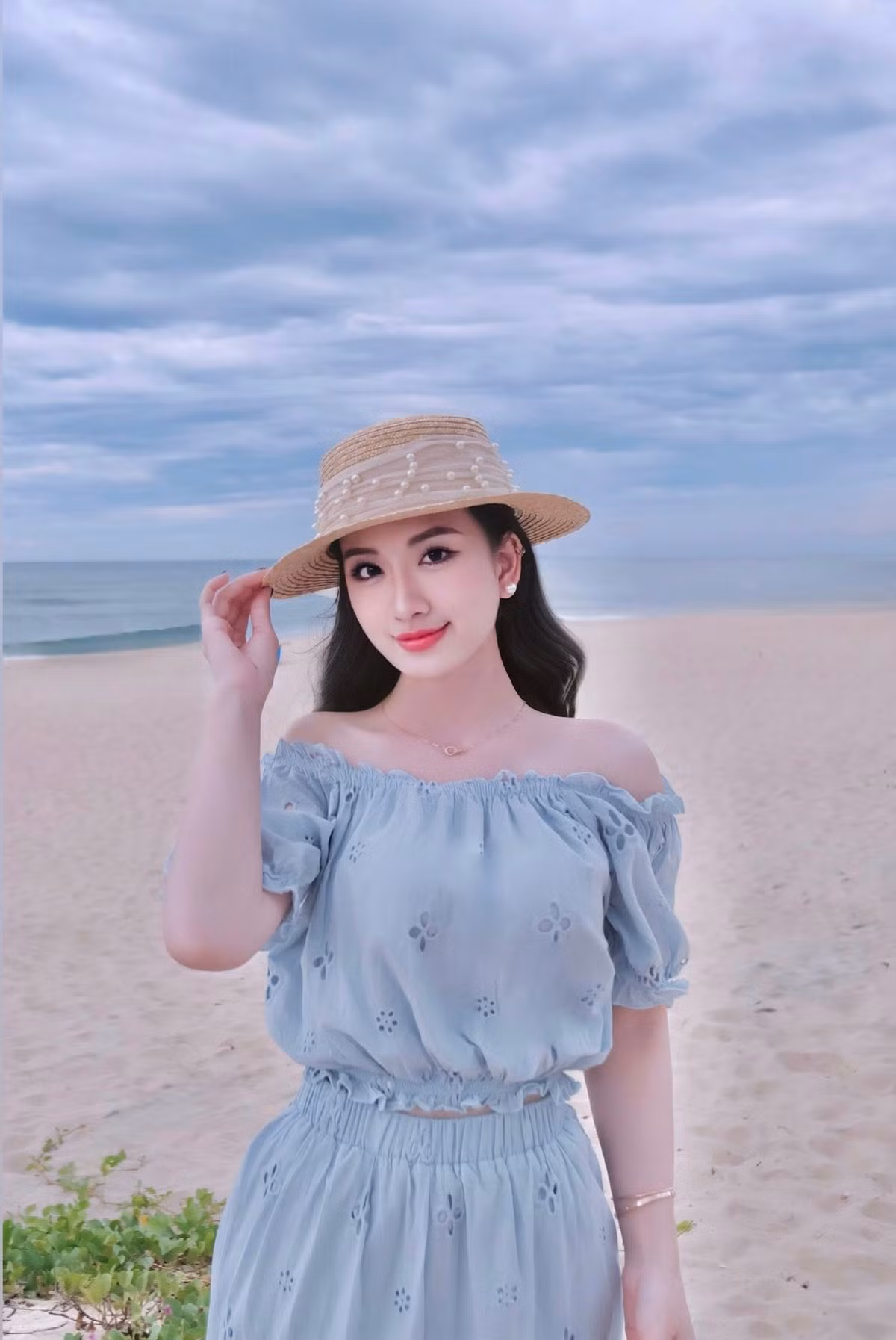 Bố của Doanh Nhi là Văn Sỹ Thủy – cựu tuyển thủ quốc gia, từng để lại dấu ấn trong màu áo Sông Lam Nghệ An. Trong khi đó, ông nội – Văn Sỹ Chi là một tượng đài của bóng đá Việt Nam thập niên 60–70.