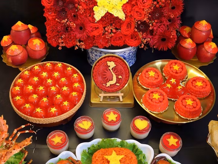 Trong cộng đồng yêu bếp trên mạng xã hội, cái tên Vũ Thu Hương (40 tuổi, Hà Nội) không còn xa lạ. Dịp Quốc khánh năm nay, chị là một trong những người khởi xướng trào lưu làm mâm lễ yêu nước. Ảnh: Vũ Thu Hương