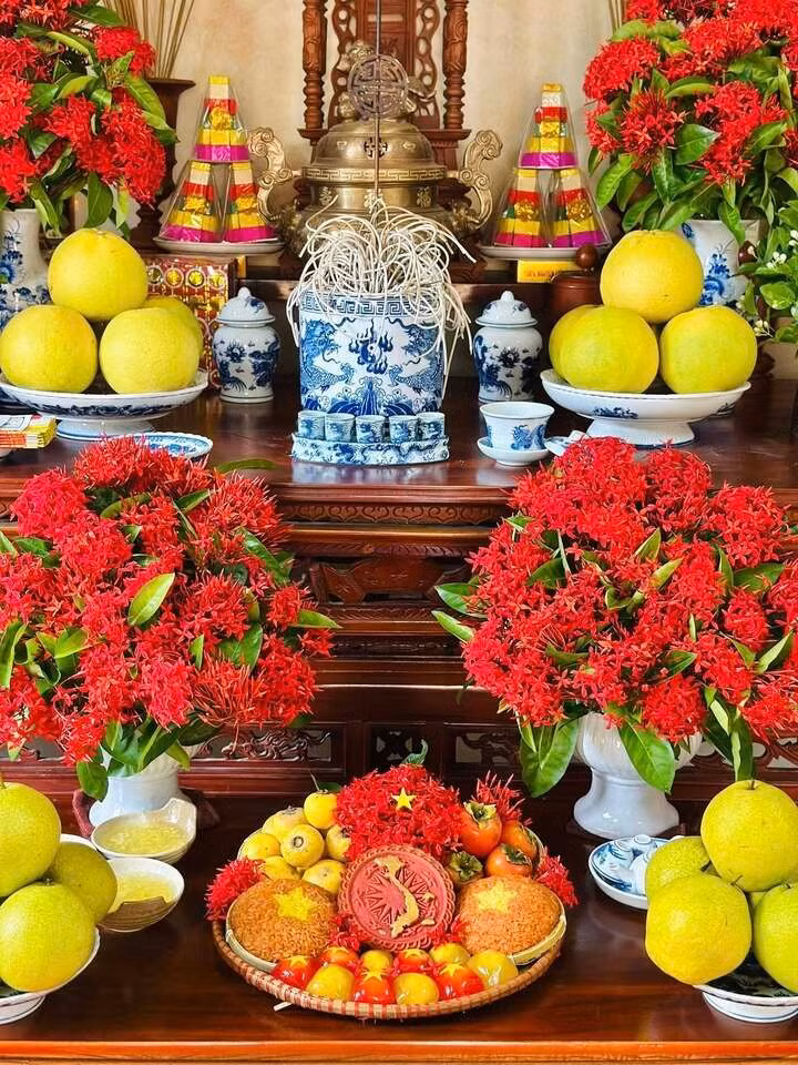 Mùa Vu lan báo hiếu bắt đầu đúng dịp toàn dân đang hướng về ngày Quốc khánh, chị Đỗ Thu Ngọc (35 tuổi, giáo viên ở Hà Nội) làm mâm lễ cúng mùng 1 tháng 7 với màu sắc vàng - đỏ là chủ đạo. Ảnh: Đỗ Thu Ngọc